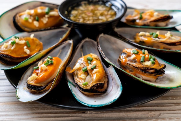 mussels with lemon and garlic