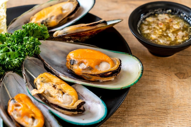 Mussels with lemon and parsley