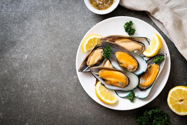 mussels with lemon and parsley