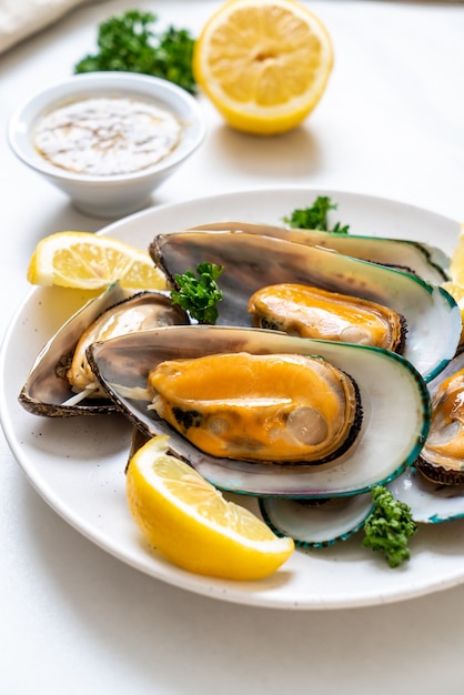 mussels with lemon and parsley