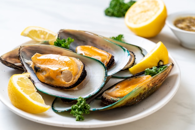 mussels with lemon and parsley