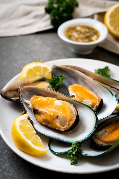 mussels with lemon and parsley