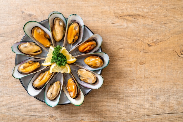 mussels with lemon and parsley