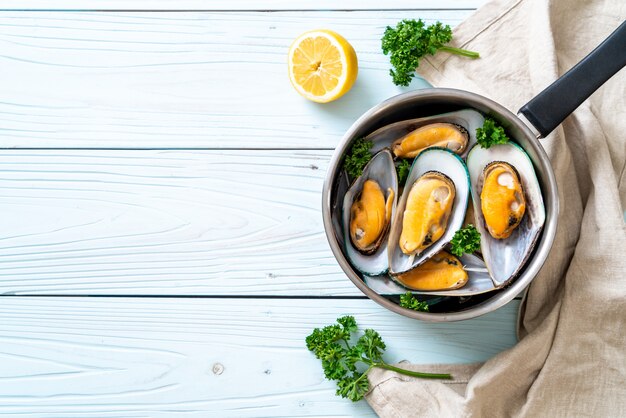 mussels with lemon and parsley