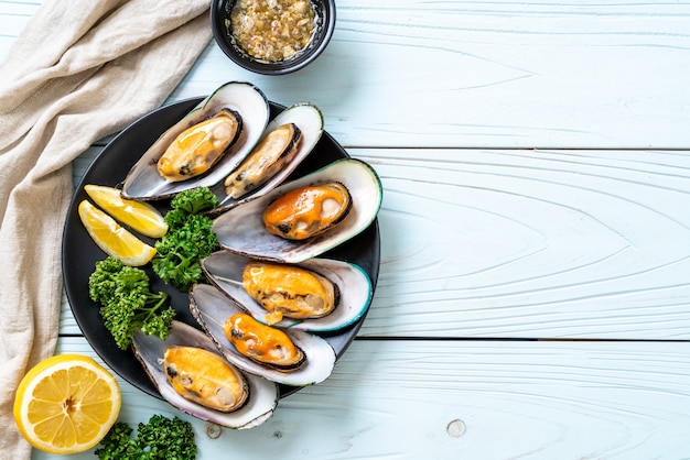 Photo mussels with lemon and parsley