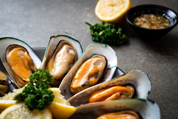 mussels with lemon and parsley