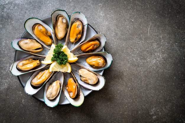 mussels with lemon and parsley