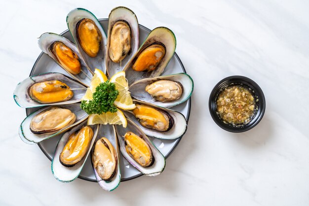 mussels with lemon and parsley