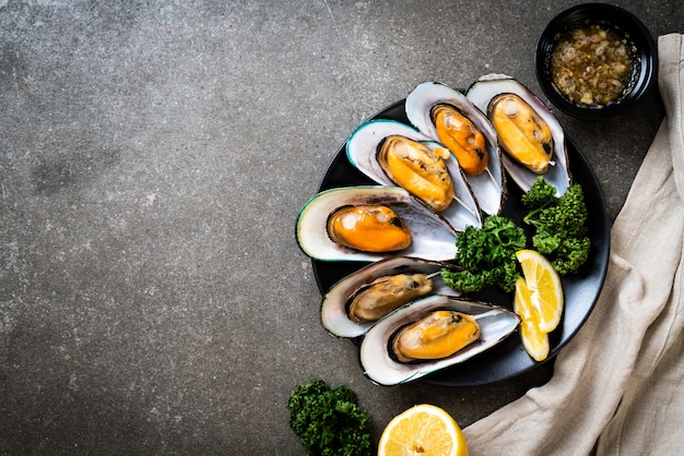 mussels with lemon and parsley