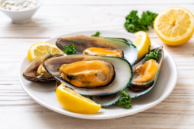 mussels with lemon and parsley