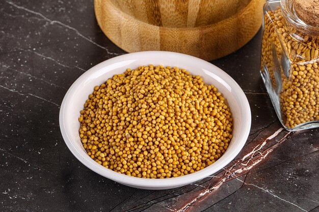 Photo mustard dry seeds in the bowl for cooking