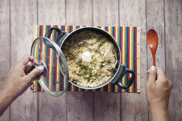 테이블에 그릇에 양고기 biryani 식사