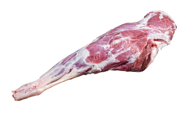 白い背景で分離された、精肉店のまな板に置かれた羊肉の生のもも肉