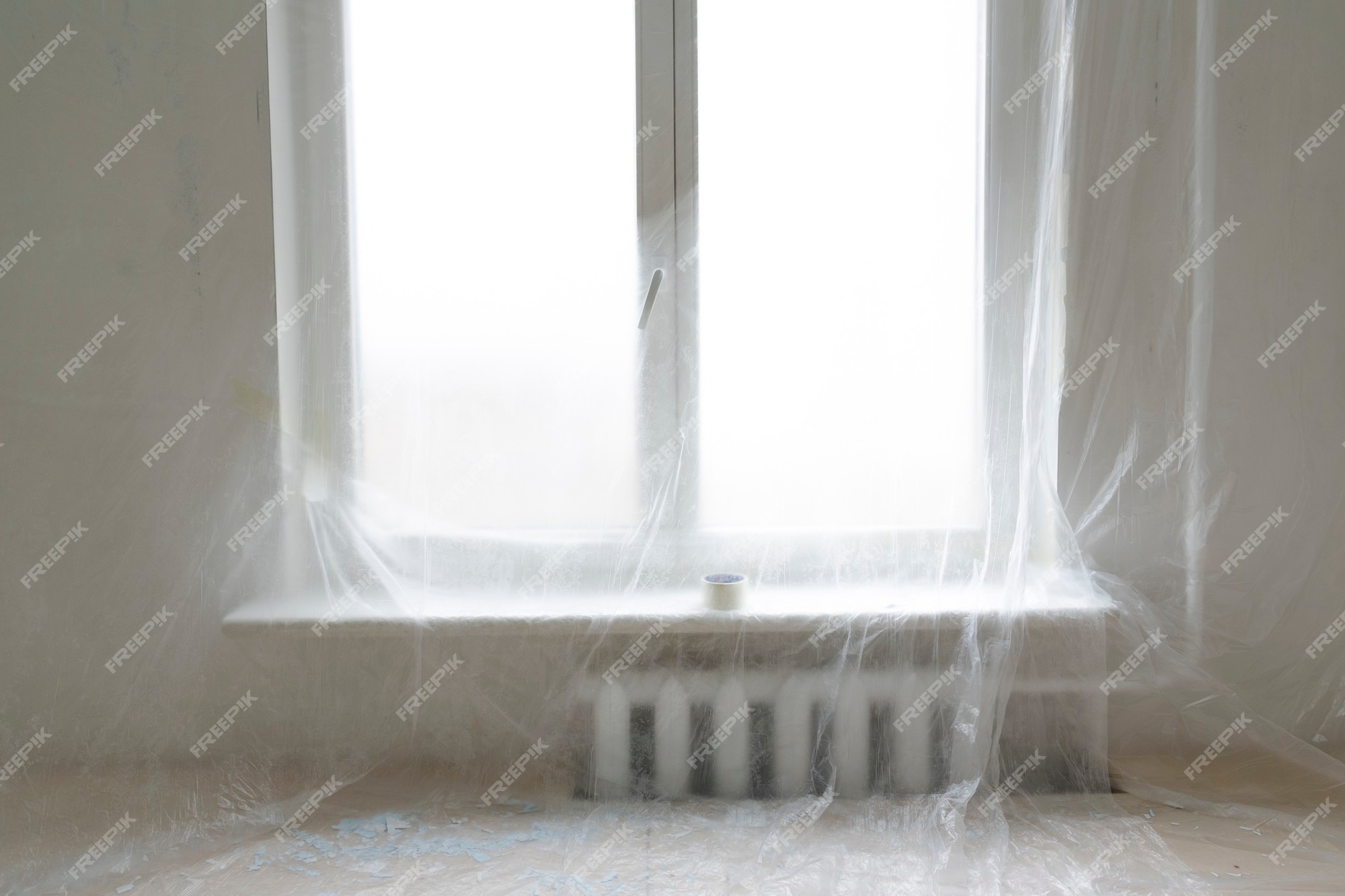 stel je voor Luxe nep Muur en raam beschermd door plastic folie in interieur voor woningrenovatie  | Premium Foto