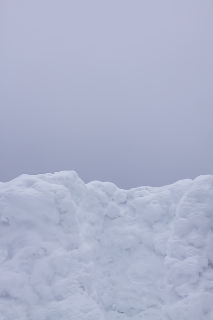 Muur gemaakt van sneeuw op landelijk veld.