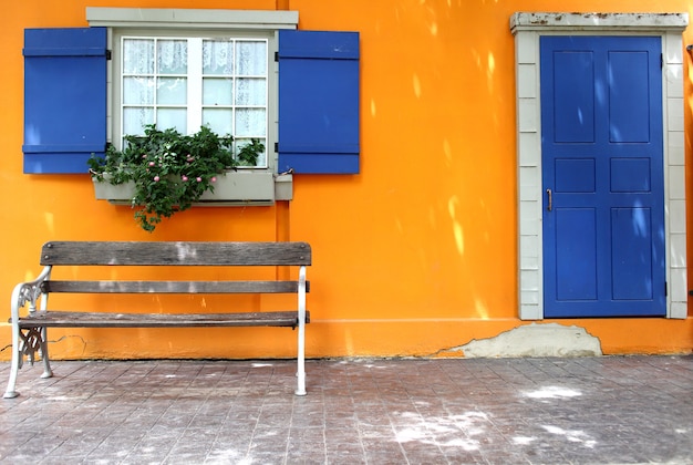 muur oranje met blauwe deur en raam