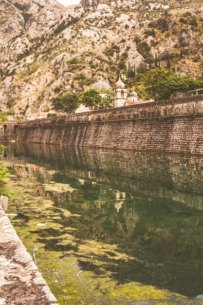 Muur van de oude stad van Montenegro van Kotor