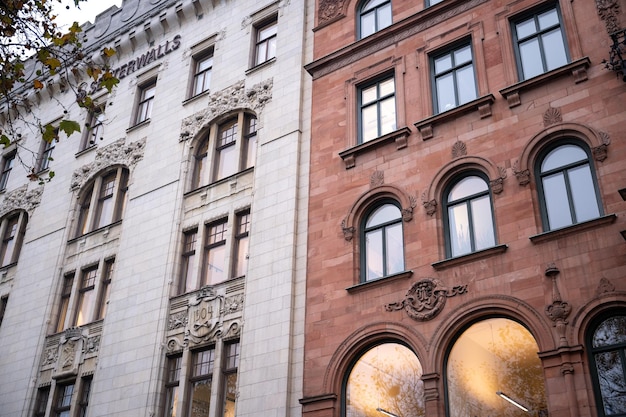 Muur van een gebouw met ramen in Malmö, Zweden