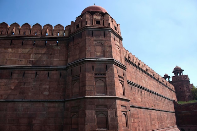 Muur van het Rode Fort of Lal Qila van UNESCO-werelderfgoed in de oude stad Delhi voor Indiase mensen en buitenlandse reizigers die reizen bezoeken in New Delhi, India