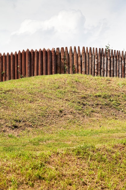 Muur van houten palen op wal