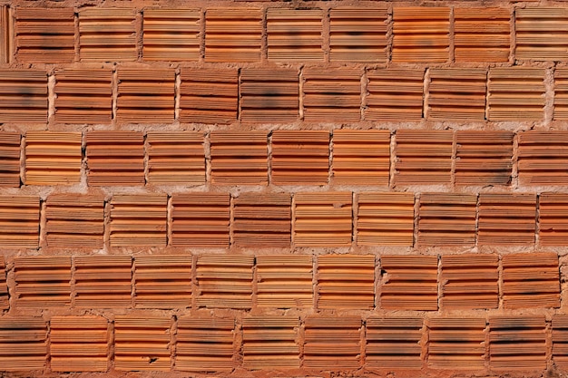 muur van keramische bakstenen blokken zonder pleisterwerk