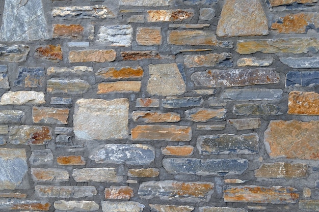 Muur van ongelijke rotsachtige stenen op de huizen van de berg pelion