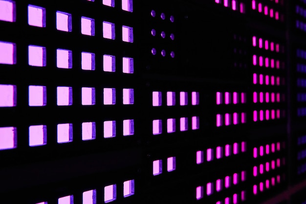 Muur van paarse vierkante lichten op de computer