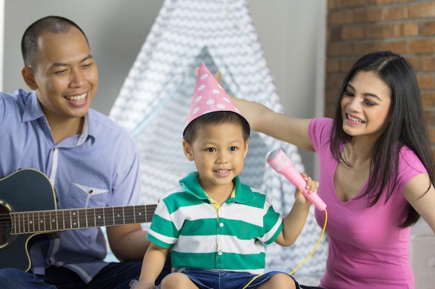 Muziek afspelen met zoon concept