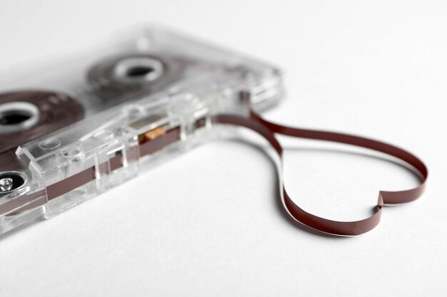 Foto muziek cassette en hart gemaakt met tape op witte achtergrond close-up luisteren liefdeslied