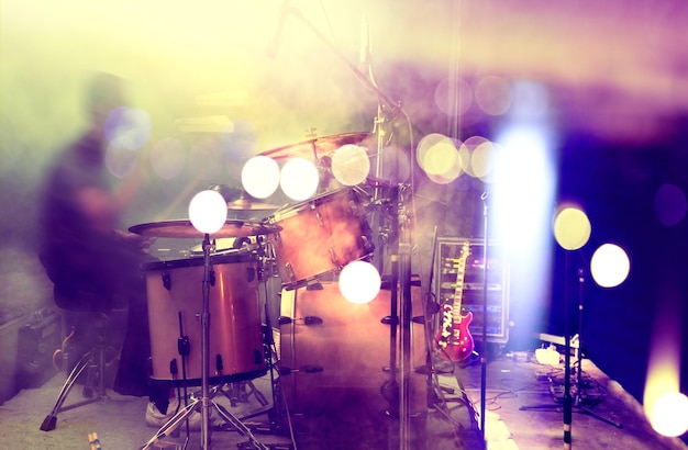 Foto muziek en concertzaal drummen voor het publiek