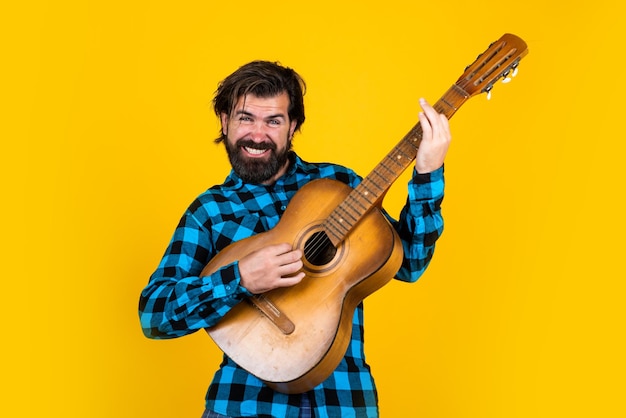 Muziek en zang gitaar spelen op partij ouderwetse bebaarde hipster spelen snaarinstrument man muzikant in geruit hemd zelfverzekerde zanger met klassieke akoestische gitaar