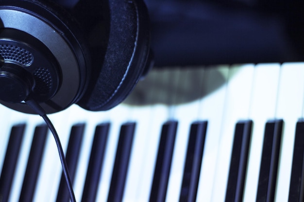 Foto muziek koptelefoon op piano toetsen geen mensen