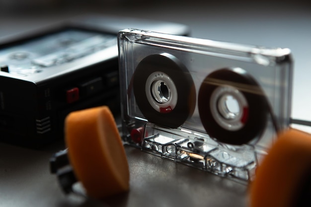 Foto muziek luisteren concept vintage cassettebandje audiospeler en koptelefoon