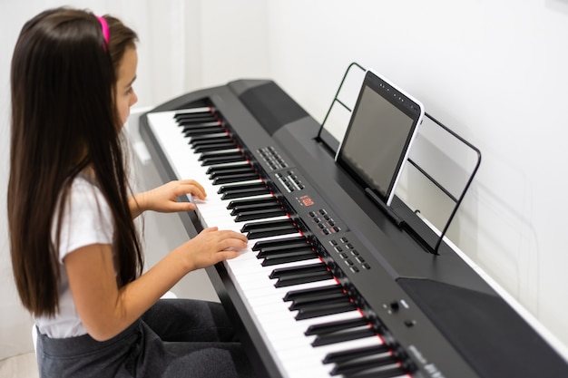 Muziek Piano Internet Class Thuis. Online studeren