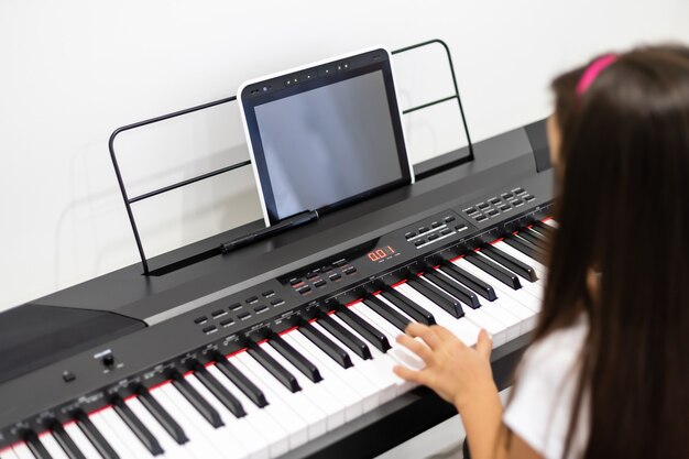 Muziek Piano Internet Class Thuis. Online studeren