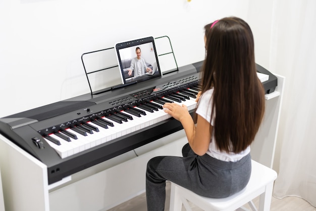 Muziek Piano Internet Class Thuis. Online studeren