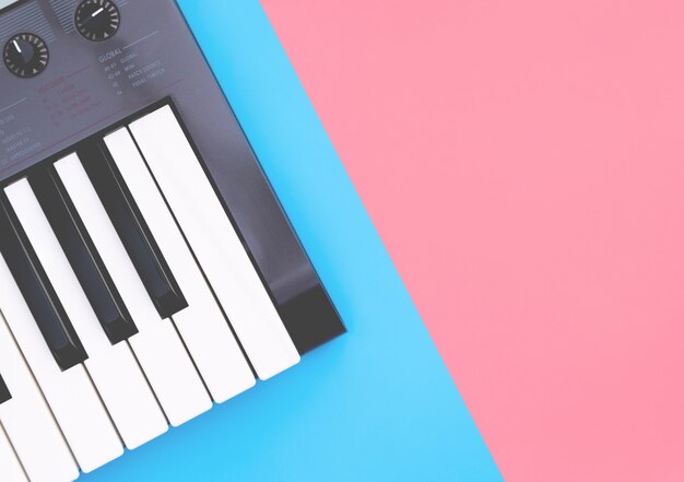 Muziek toetsenbord synthesizer instrument op blauw roze kopie ruimte