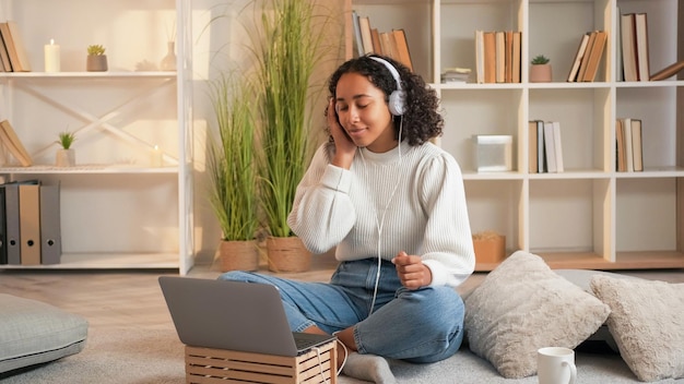 Foto muziek vreugde lied luisteren vrouw audio koptelefoon