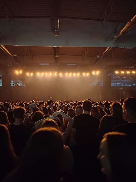 Muziekfestival en gouden lichten op het podium.