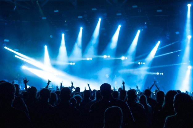 Muziekfestival in de open ruimte met verlichting van lightxA