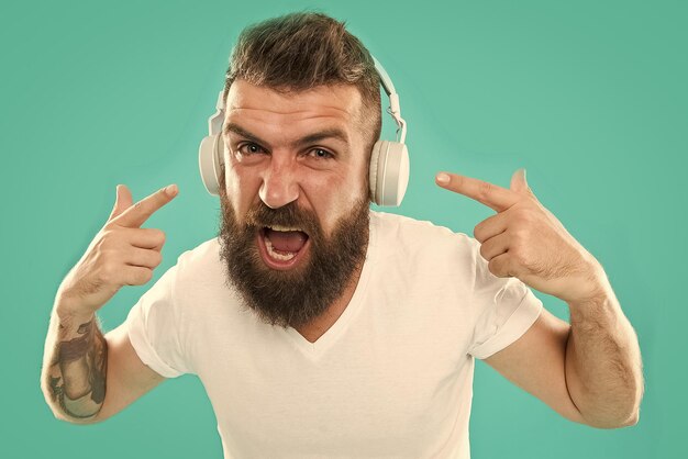 Muziekgrafiek Hipster met baard die muziek luistert Knappe muziekliefhebber Man in koptelefoon Streamingsites waarvan wij geloven dat ze het hipst en heetst zijn Gratis online muziekbronnen verschillende functies