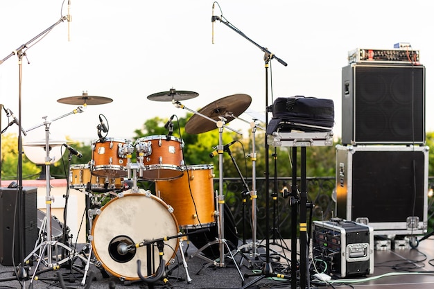 Muziekinstrumenten, drums, gitaar op het podium