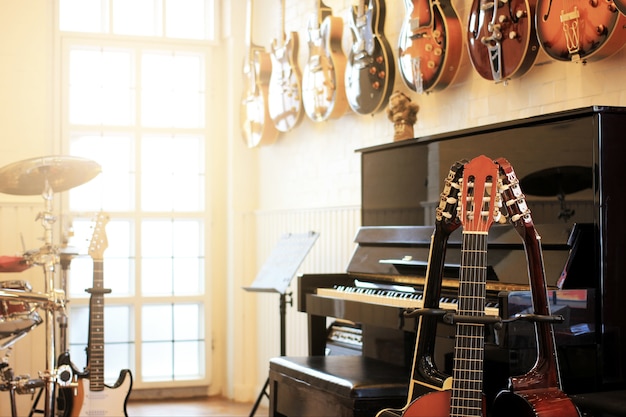 Foto muziekinstrumenten. elektrische gitaren, piano, drums