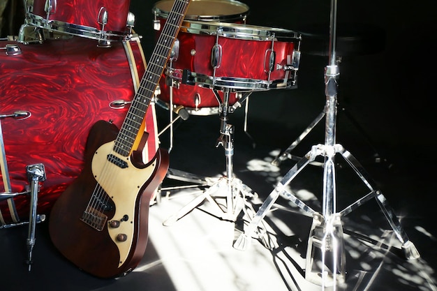 Muziekinstrumenten op een podium op donkere achtergrond