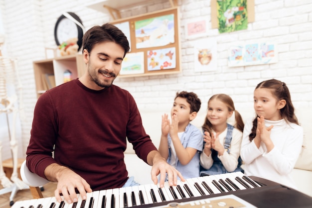 Muziekles voor kinderen hoe op piano te spelen.