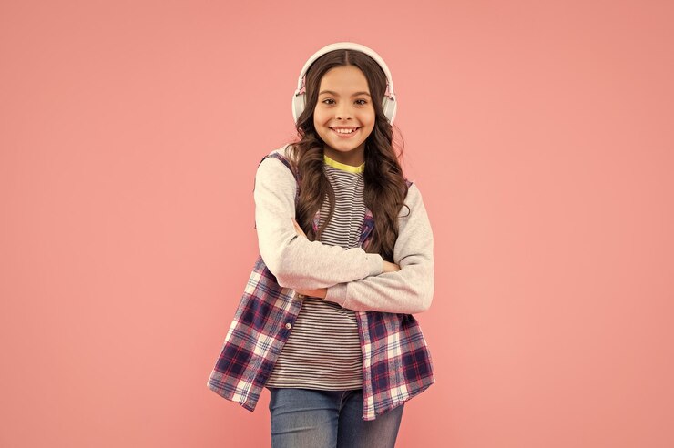 Foto muziekliefhebber luister naar muziek draadloos headset apparaat accessoire nieuwe technologie jeugd ontwikkeling kind in moderne oortelefoons online onderwijs terug naar schoolgelukkig tienermeisje in hoofdtelefoons