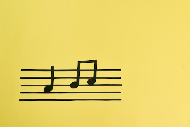 Muzieknoten op een gele achtergrond