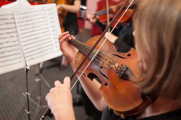 Muziekschool voor meisjes op de viool