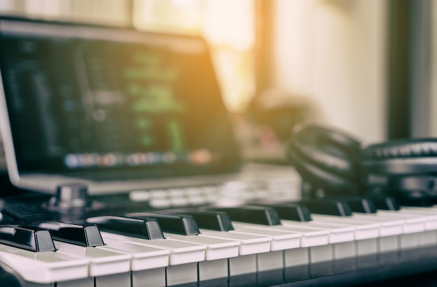 Muziektoetsenbord in de muziekstudio van de thuiscomputer