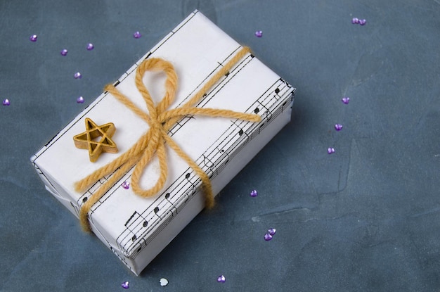 Muzikaal cadeau voor Kerstmis, nieuwjaar of verjaardag Vastgebonden op een strik met een asterisk-closeup